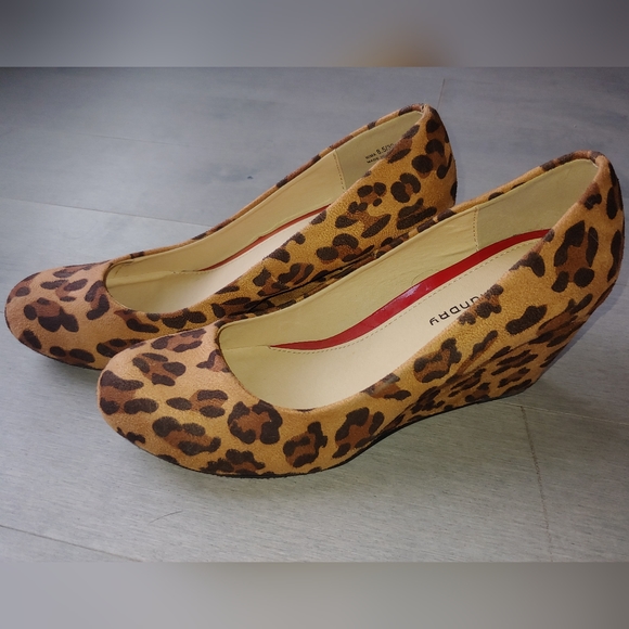 EUC CL by Laundry Leopard Print Faux Suede Wedge Pump - Size 8.5 - Picture 2 of 8